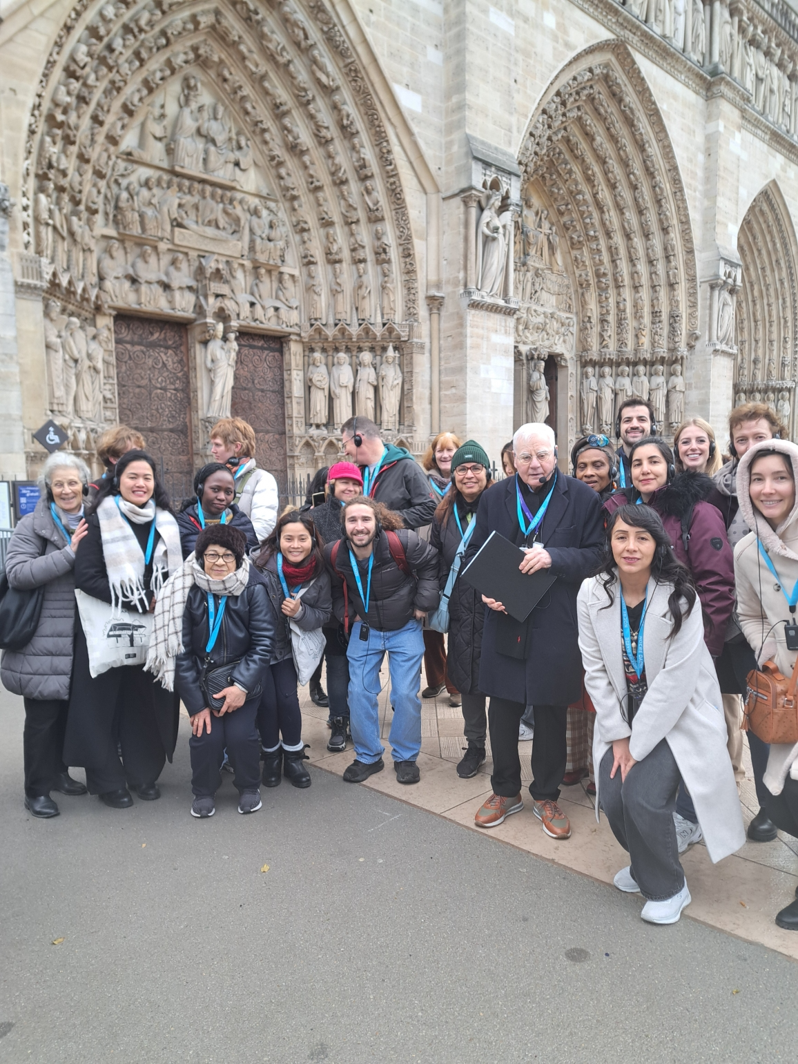 Une image contenant habits, personne, chaussures, bâtiment
Le contenu généré par l’IA peut être incorrect.