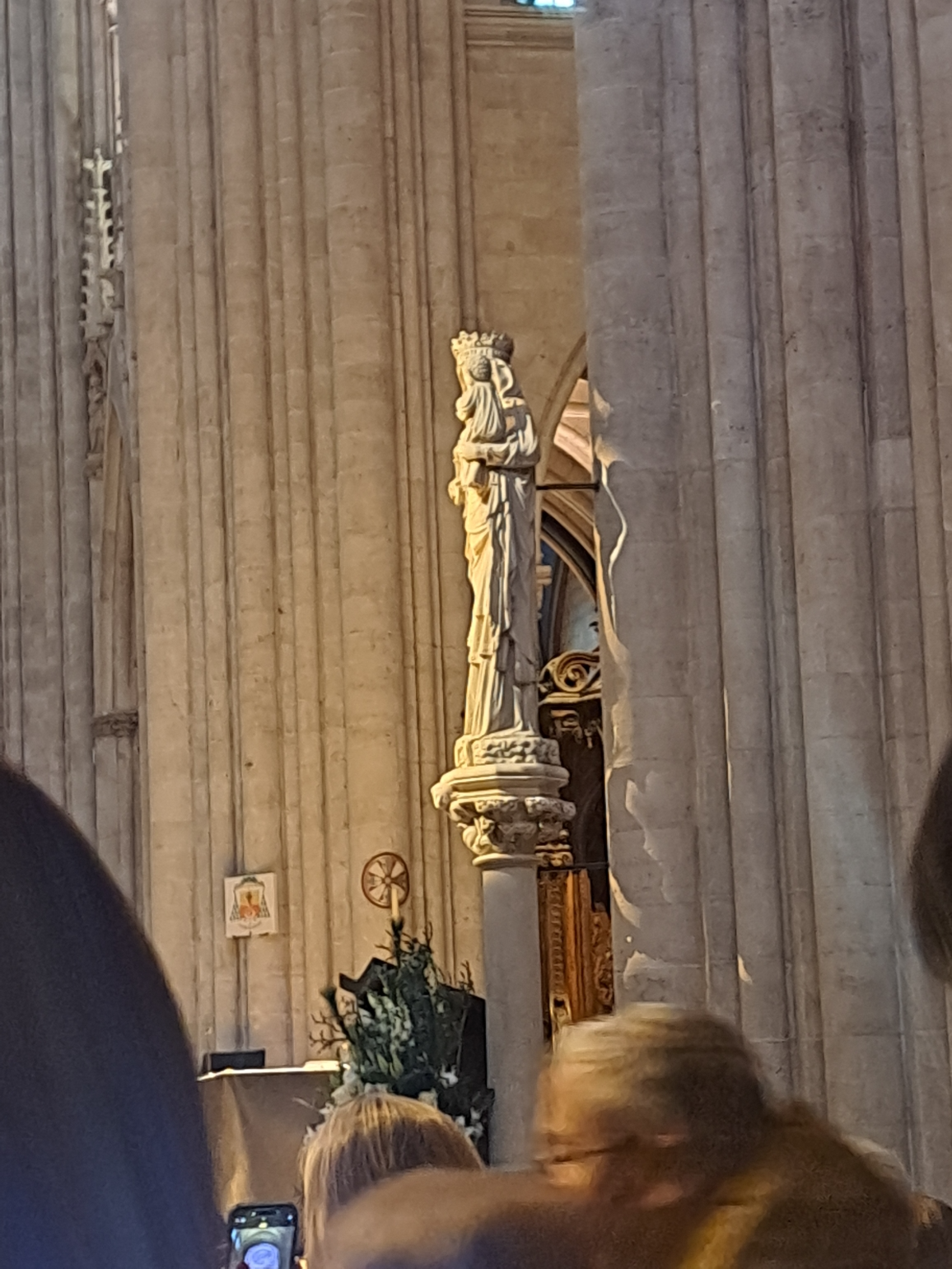 Une image contenant statue, b&acirc;timent, habits, personne

Le contenu g&eacute;n&eacute;r&eacute; par l&rsquo;IA peut &ecirc;tre incorrect.